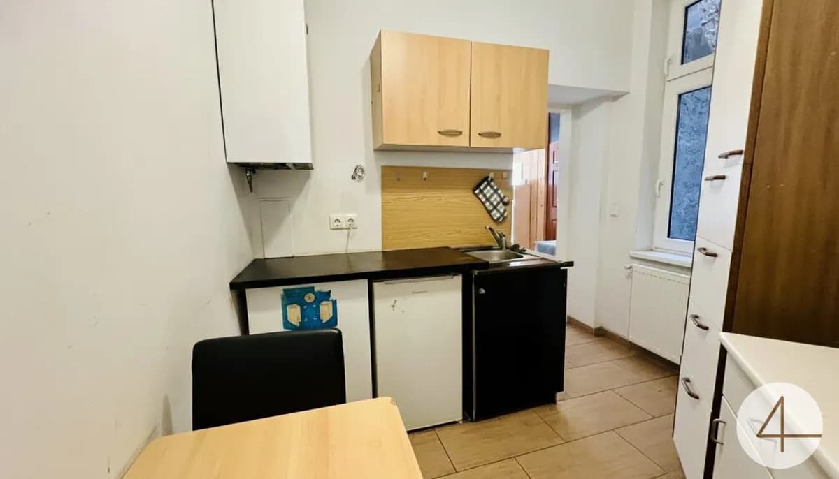 190m zur S-Bahn - 500m zur U3 - Starterwohnung im 2. Stock - ruhige Seitenstraße - gute Anbindung
