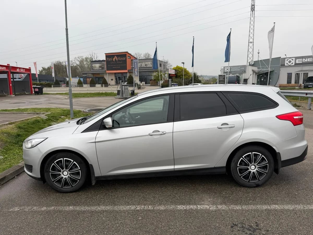Ford Focus Traveller 1.5 TDCi Trend Kombi – sparsam & zuverlässig Zum Verkauf steht mein gepflegter Ford Focus Kombi mit zuverlässigem 1.5 TDCi Dieselmotor. 📅 Erstzulassung: 03/2018 📍 Kilometerstand: 259.000 km ⛽ Diesel – sehr sparsam 🚗 Kombi (viel Platz – ideal für Familie oder Arbeit) Ausstattung: • Klimaanlage • Tempomat • Bluetooth / Freisprecheinrichtung • Multifunktionslenkrad • Elektrische Fensterheber • Zentralverriegelung Zustand: Auto fährt gut, Motor läuft sauber. Natürlich sind alters- und kilometerbedingte Gebrauchsspuren vorhanden. 💰 Preis: 5.900 € (VB) 📞 Besichtigung und Probefahrt jederzeit nach Vereinbarung möglich.