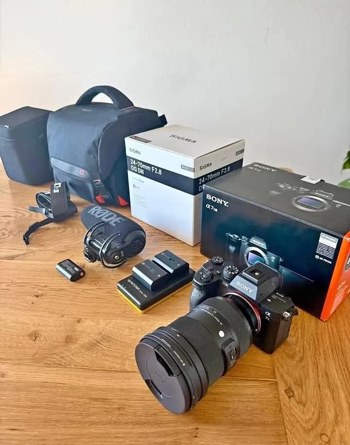 Sony Alpha 7s III mit ihrer Ausrüstung - Bild 1