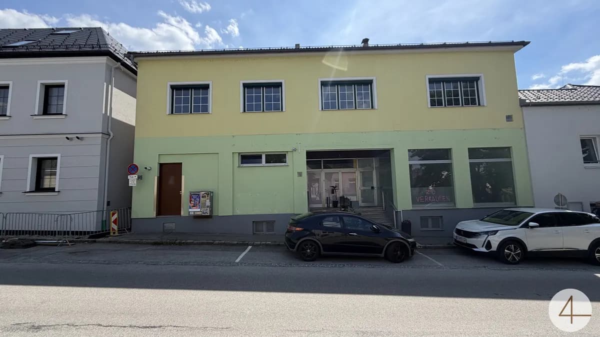 Renditeobjekt mit 2 Wohnungen, 2 GeschÀftsflÀchen und Ausbaupotenzial im Dachgeschoss