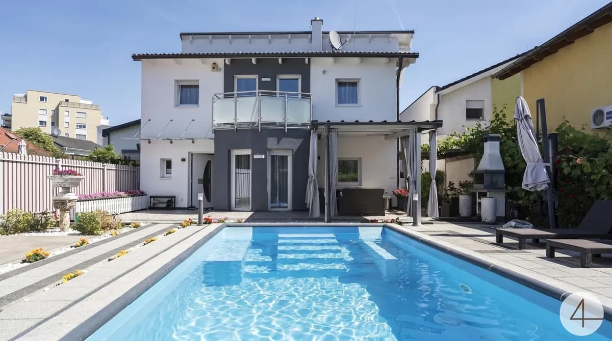 Luxus trifft Wohnkomfort â Einfamilienhaus mit beheiztem Pool und PrivatstraĂe