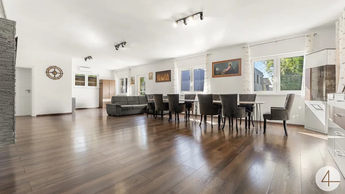 Modernisiertes Mehrfamilienhaus mit viel Platz fĂŒr die ganze Familie