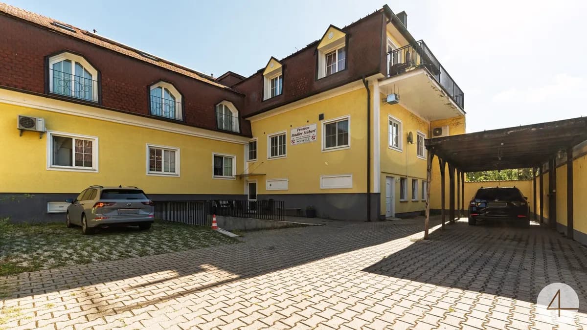 Vollvermietetes Anlageobjekt in Groß-Enzersdorf - Pension mit 19 Zimmern & 3 Geschäftslokalen