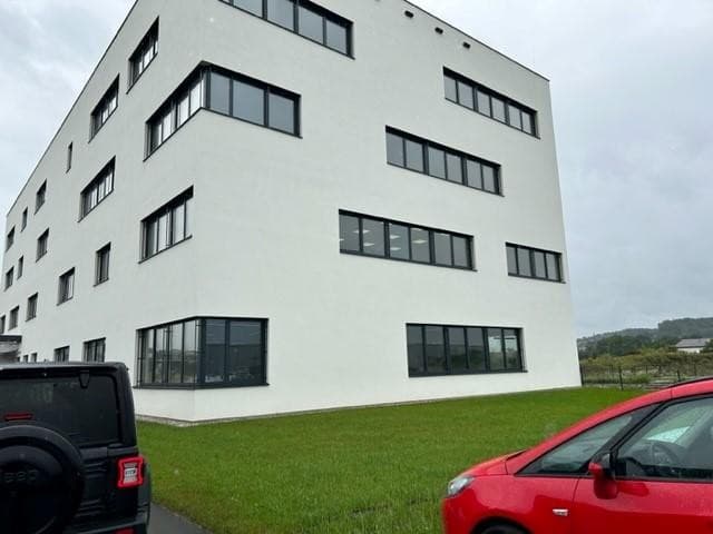 Helles, freundliches Büro, Erstbezug-Autobahnnähe 264 m2 im 1. Stock und 300 m2 im 3. Stock verfügbar - Bild 1