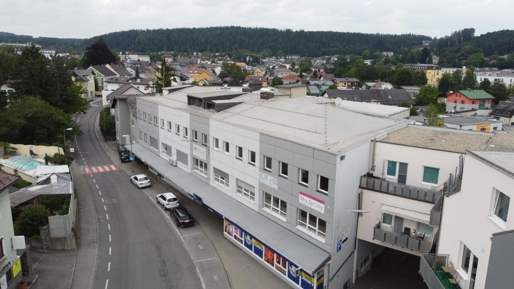 Vermietetes BĂŒro- und GeschĂ€ftsgebĂ€ude zu verkaufen! VĂCKLA CITY Gute Rendite NEUER PREIS