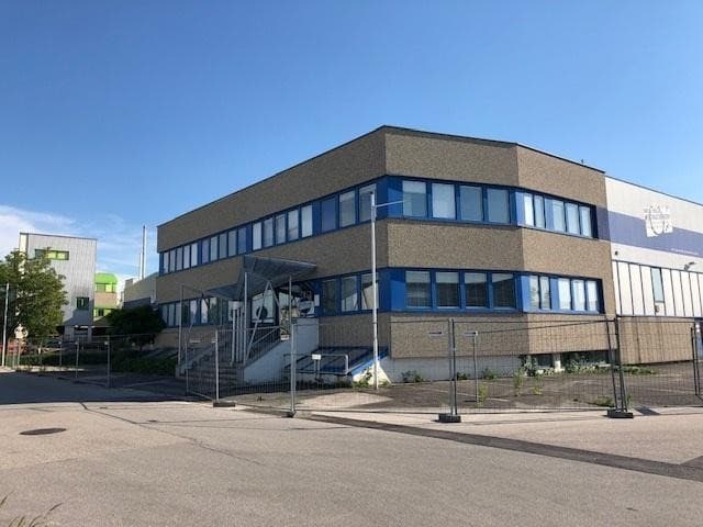Gewerbeobjekt bestehend aus 2 Hallen verbunden und Büro und 460 m2 Büro. weitere 7000 m2 auf Anfrage verfügbar - Bild 1