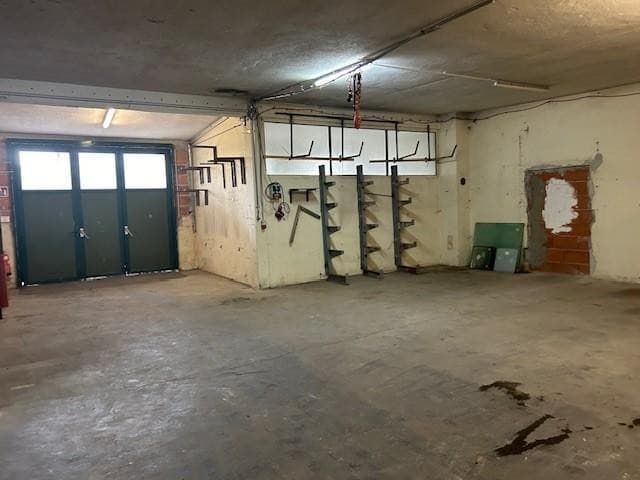 53 m2 Büro, 157m2 Halle, 150m 2 überdacht und 114 m2 nicht überdacht.