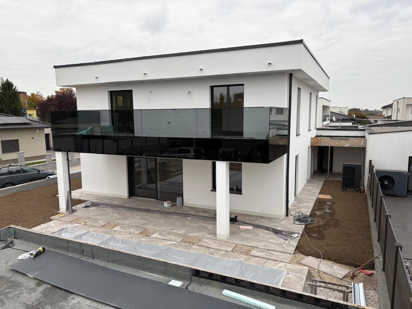 Neu gebautes Haus mit Pool und Doppelgarage