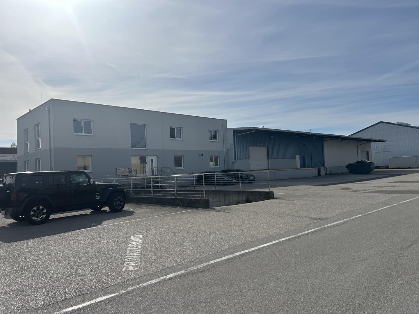 1050 m² Halle, 200 m² Büro, 24 Stundenzufahrt eigene Tankstelle. KAUFPREIS AUF ANFRAGE Ideal für eine Spedition sofort verfügbar - Bild 1