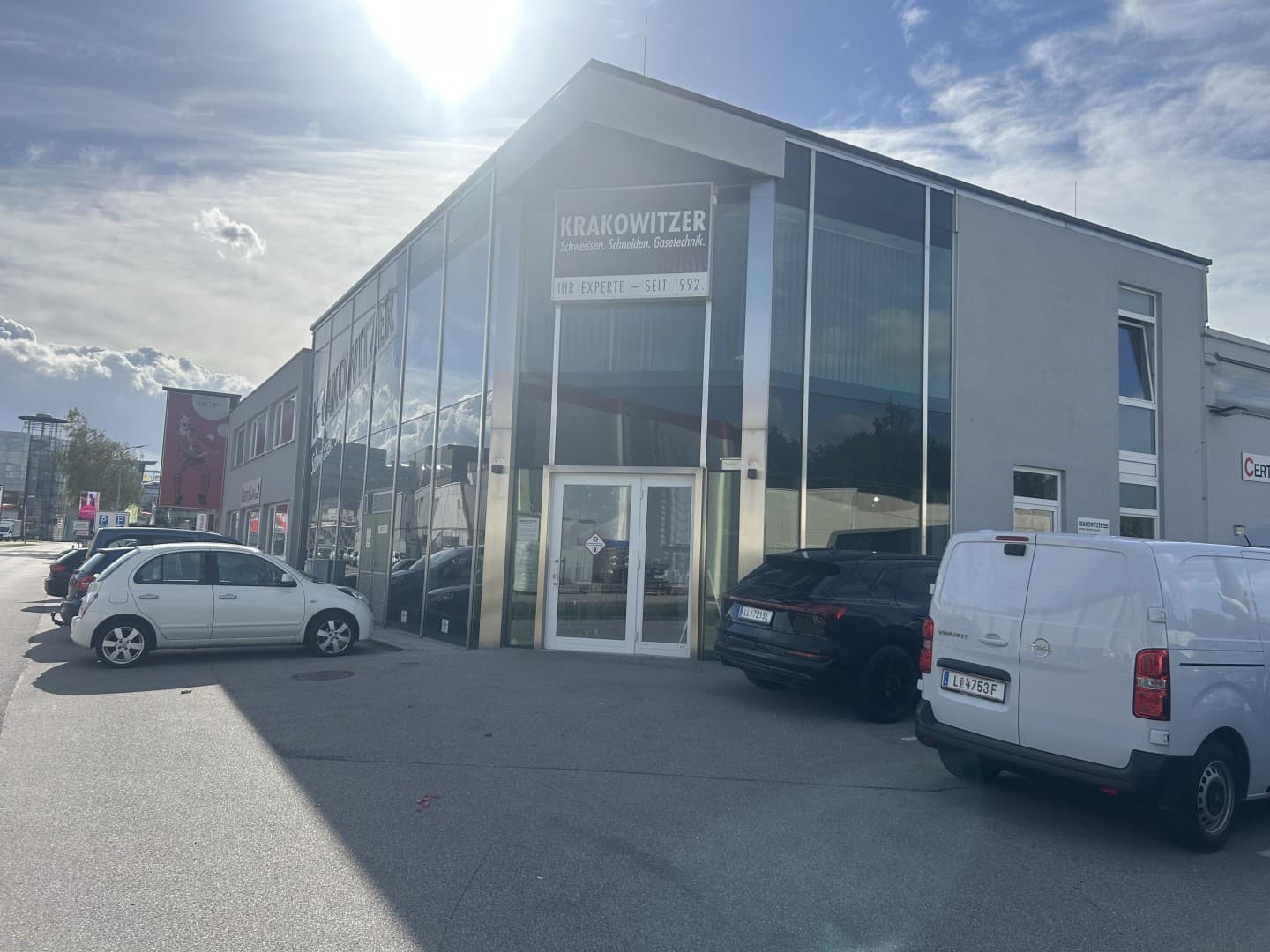 Zentral gelegene Lagerflächen zu vermieten ca. 456 m² Halle und 435 m² Büro und 593 m2 reines Lager - Bild 1