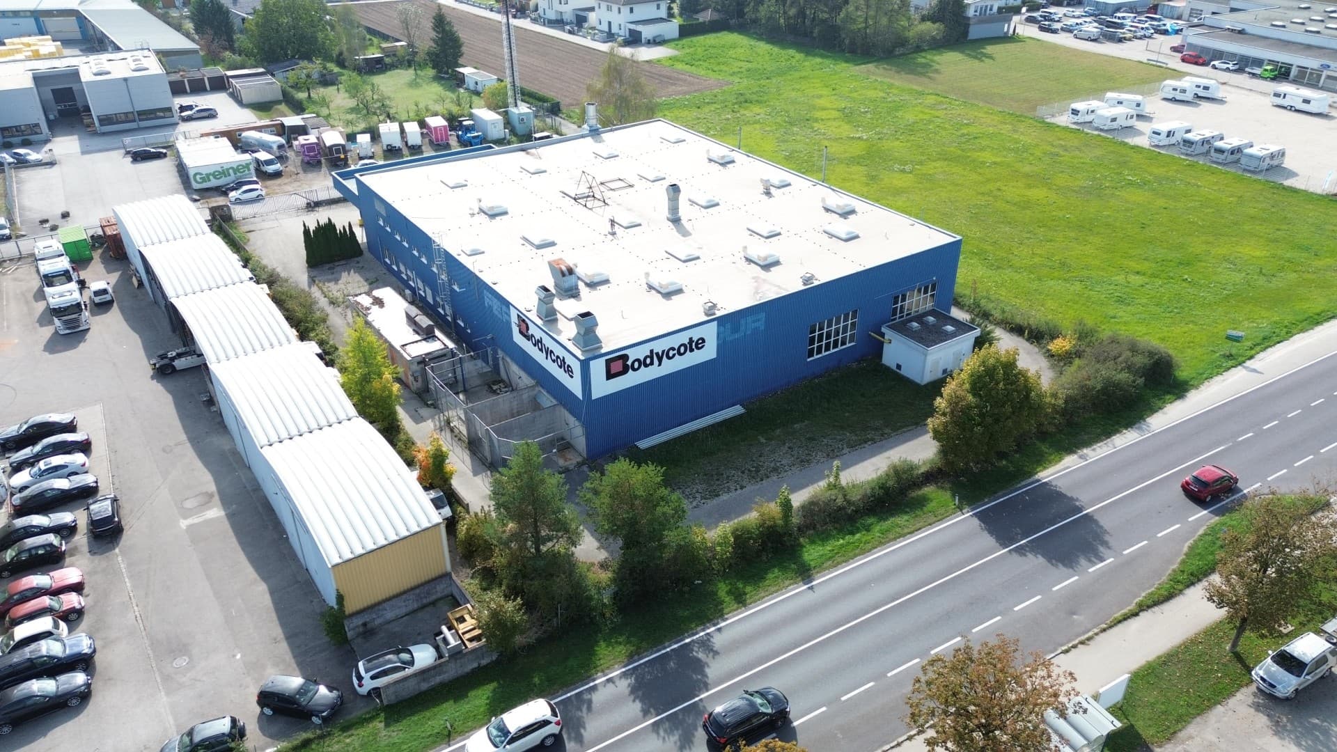 Lager-/Produktionshalle mit Büro in Toplage direkt an der B 1 mit 2500 KVA Stromleistung und Hausbrunne