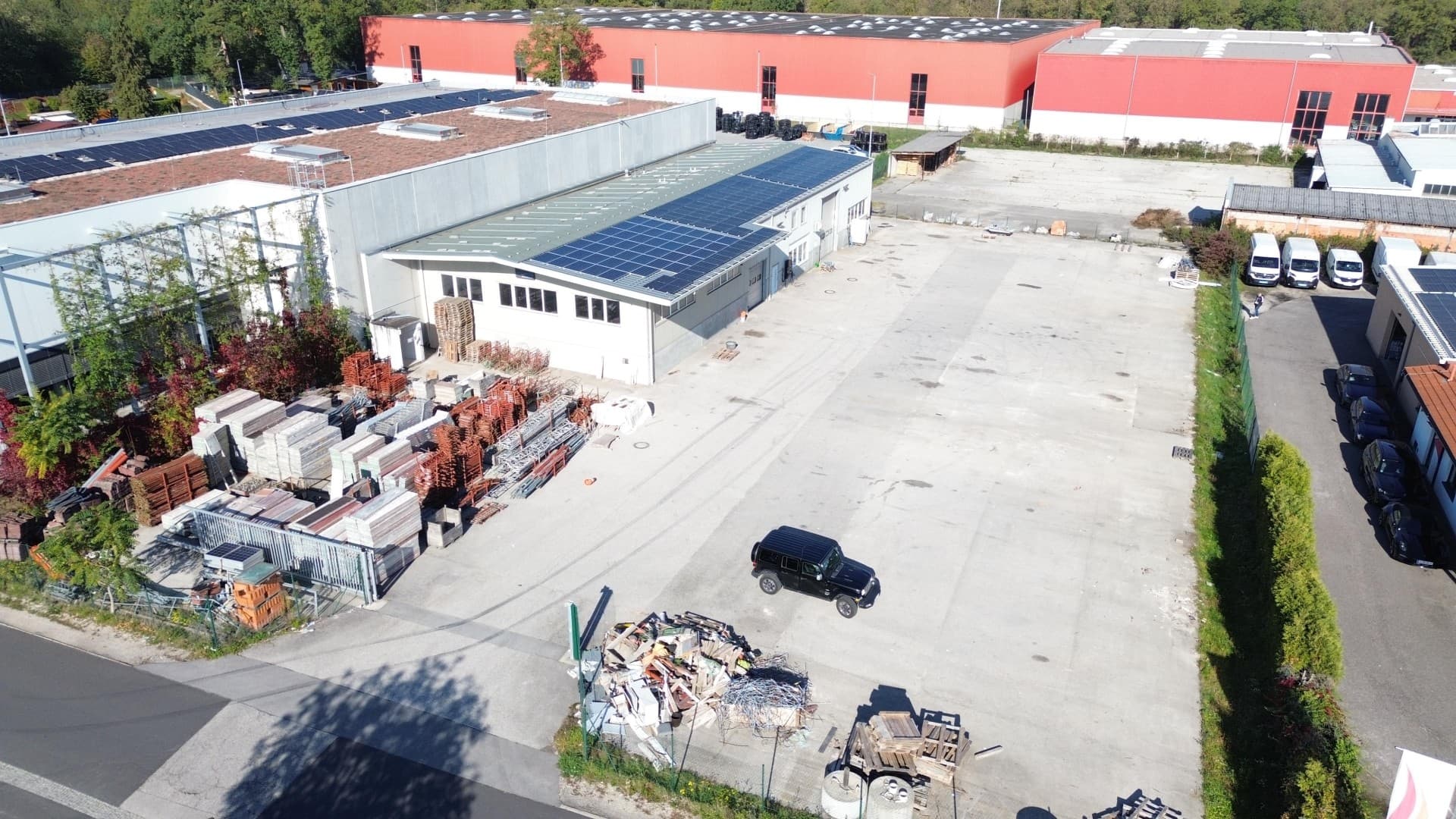 Gewerbeobjekt mit ca. 600 m² Halle und 100 m² Büro 2200 m² asphaltierte 'Aussenfläche, - mit 1,5-t-Krananlage /Waschplatz und Ölabscheider - Bild 1