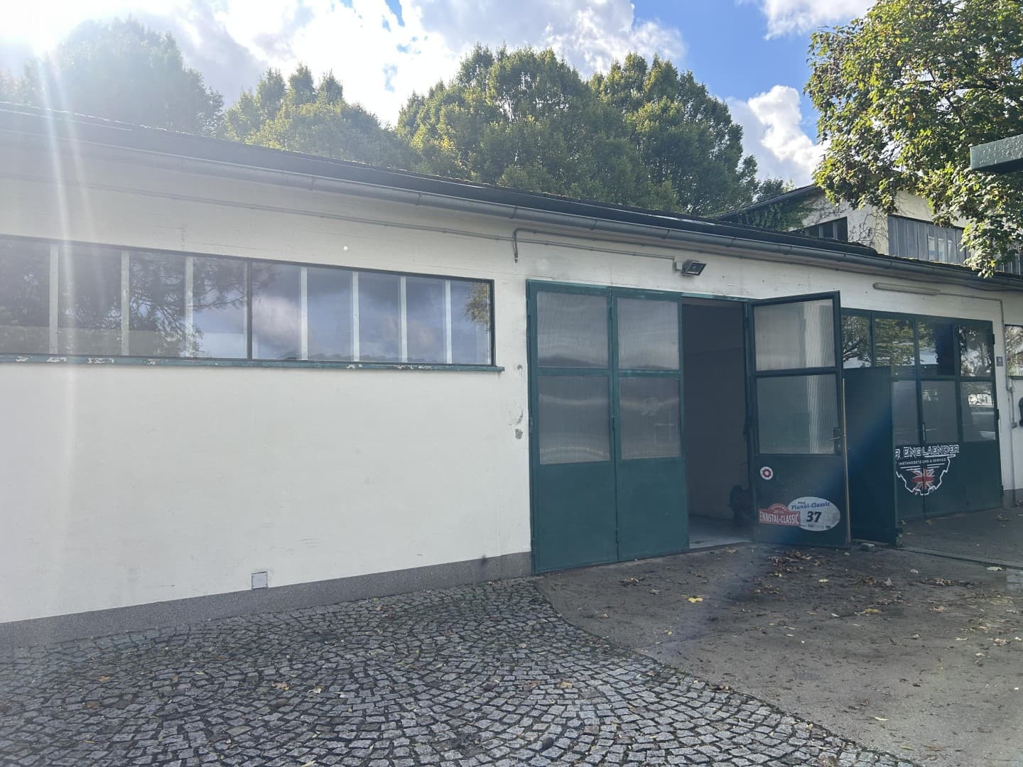 Moderne Halle mit B Widmung, AUTOWERKSTATT möglich und gewünscht plus 273 m2 angrenzend für Autohandel oder auch Werktstatt