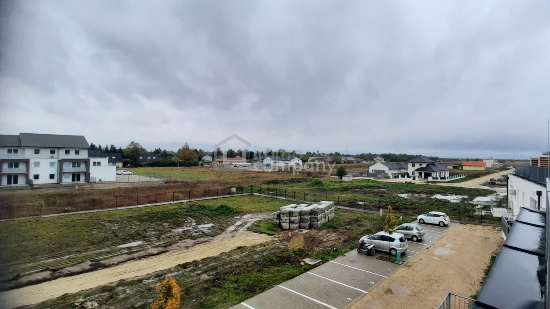 2-Raum Dachgeschosswohnung mit großer Terrasse und Parkplatz