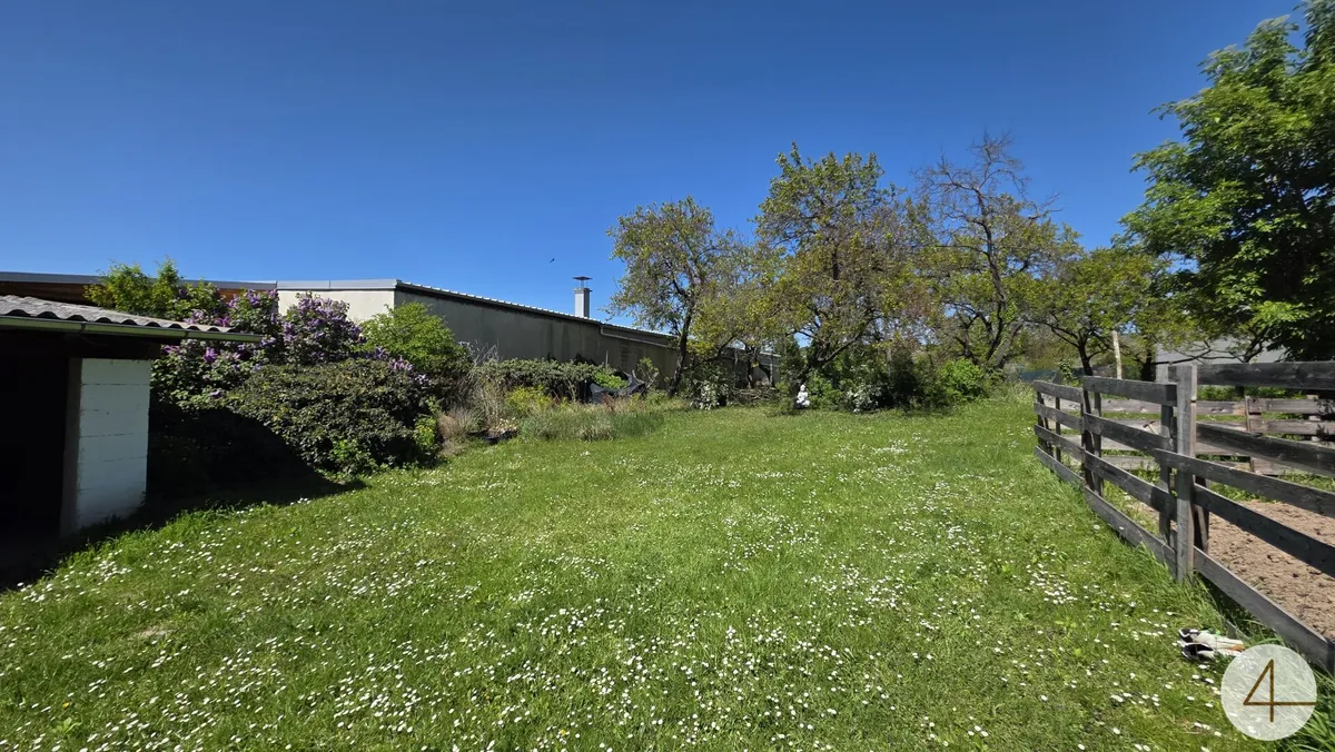 Hausanteil mit Garten und Nebengebäude - Bild 1