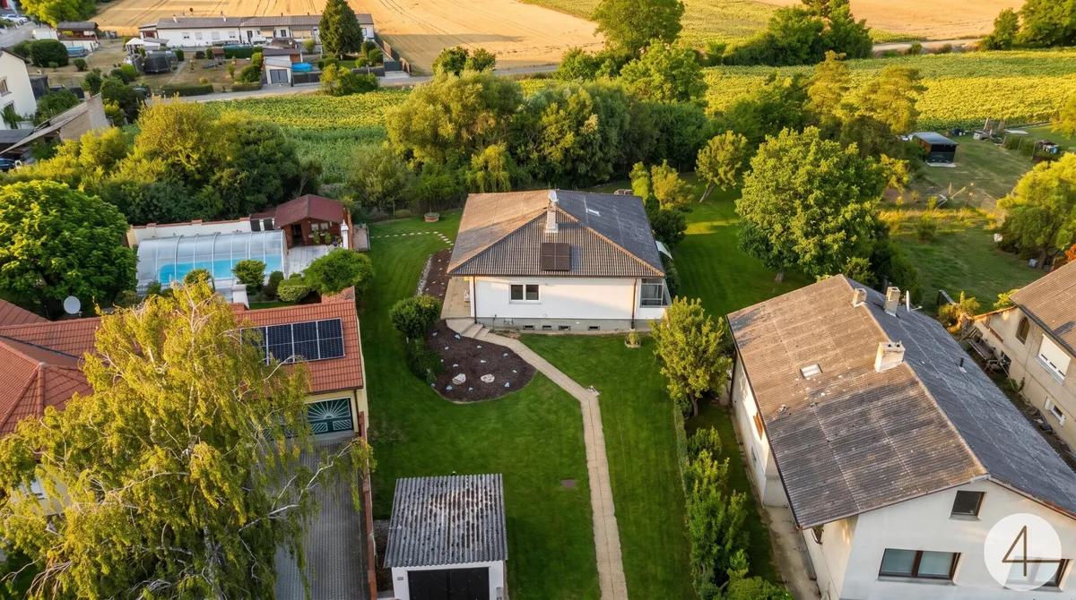 Gepflegtes Einfamilienhaus mit großem Grundstück und zahlreichen Modernisierungen - Bild 1