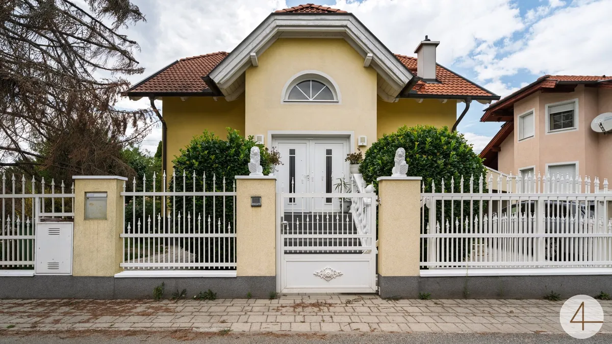 Wohnen mit Stil – Exklusives Einfamilienhaus mit traumhaftem Garten und idyllischem Teich ! - Bild 1