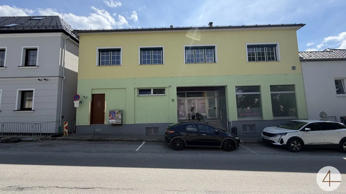 Renditeobjekt mit 2 Wohnungen, 2 Geschäftsflächen und Ausbaupotenzial im Dachgeschoss