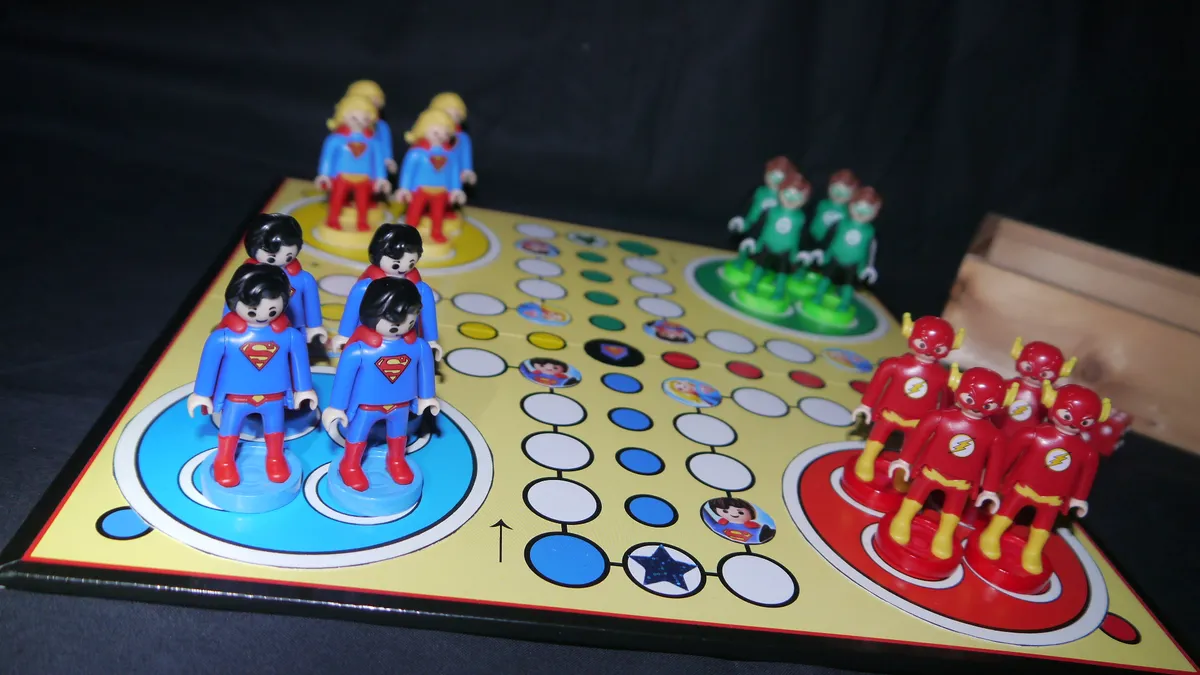 DC Playmobil Marvel Superman Mensch ärgere Dich nicht Spiel Special Edition Brettspiel Sammelfiguren Supergirl The Flash Green Lantern - Bild 1