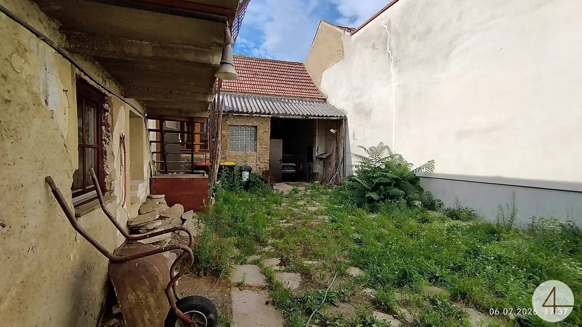 Großes Baugrundstück mit Altbestand