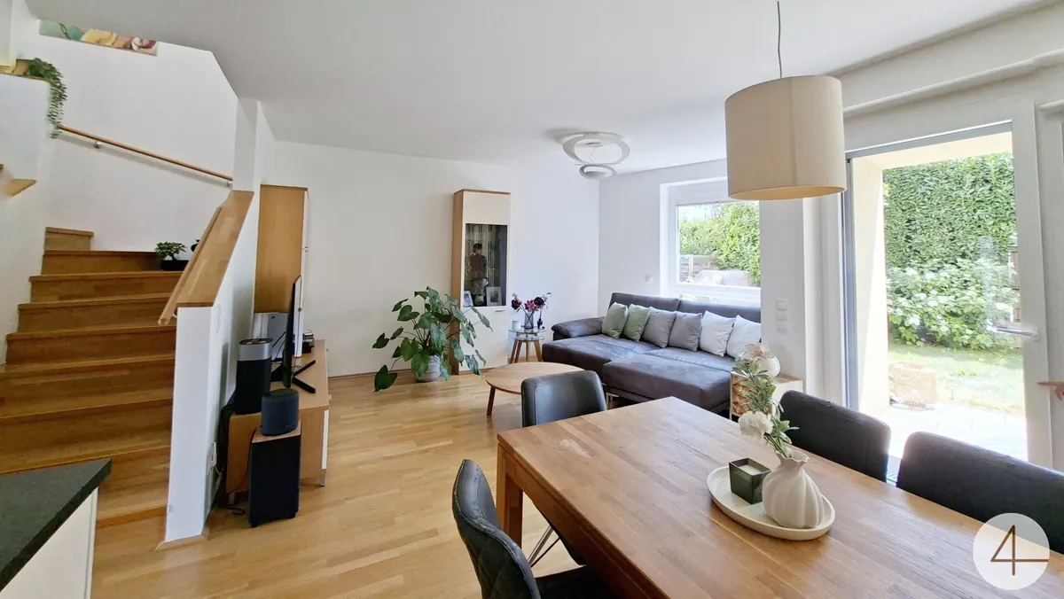Neuwertiges Reihenhaus mit Garten, Carport und Klimaanlage - Bild 1