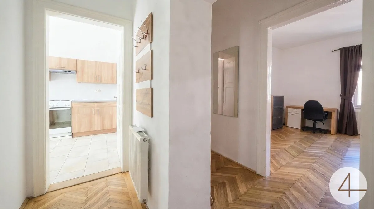 Kompakt, charmant, zentral: 2-Zimmer-Stilaltbau mit Balkon - Bild 1
