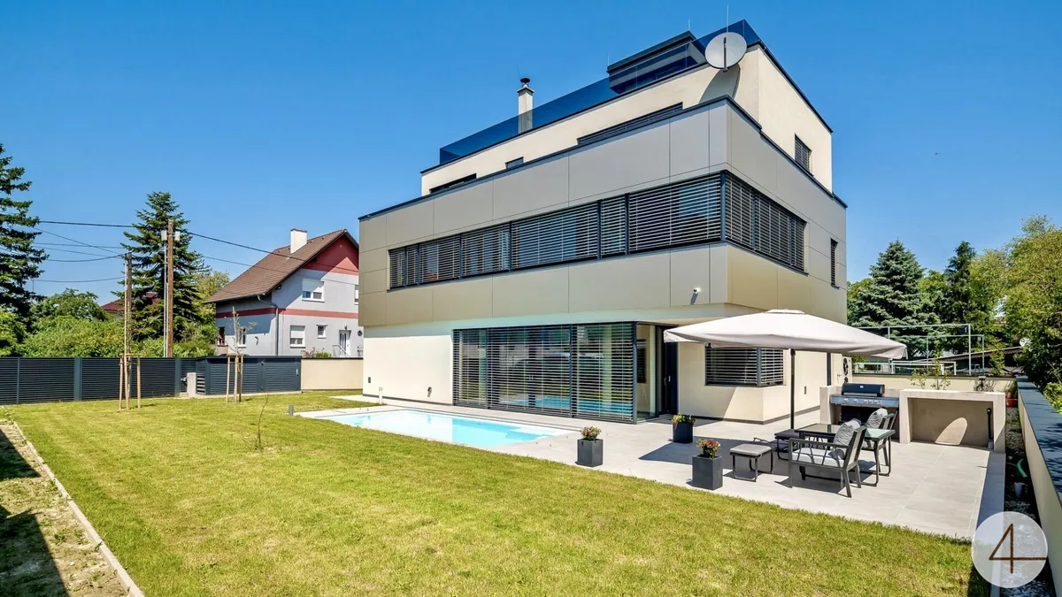 Premium-Villa - mit grünem Weitblick - sonnige Ausrichtung - hochwertige Ausstattung - Salzwasserpool - Garage - Lift - Bild 1