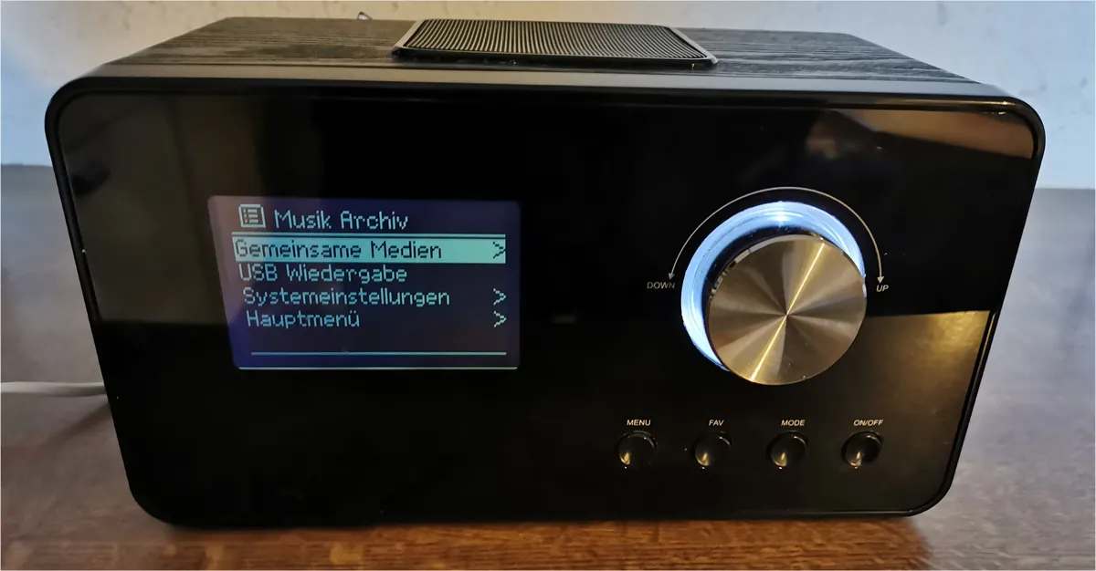 TEVION Internetradio IWR 304 Ich verkaufe hier ein TEVION Internetradio. Das Radio funktioniert tadellos und besticht durch den tollen Sound. Bedienungsanleitung kann man sich aus dem Netz herunterladen. Das Radio wird so wie auf den Bildern zu sehen, versendet. Fixpreis Privatverkauf: Kommunikation nur via E-Mail – keine Selbstabholung oder Telefonate Der Artikel wird nach bestem Wissen und Gewissen, so wie umschrieben, angeboten. Der Verkauf erfolgt ausnahmslos unter Ausschluss jeglichem Rückgabe-oder Umtauschrecht. Versand- und Verpackungskosten: Österreich: 8,00 Euro Bezahlung erfolgt per Vorauskasse (IBAN) - Bild 1